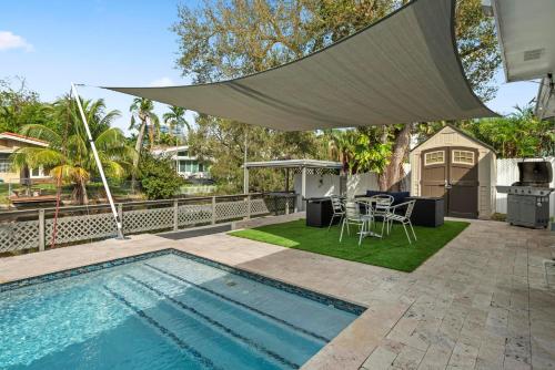 Πισίνα στο ή κοντά στο Uhost AI - Luxurious 5B Home w Pool & Lounge