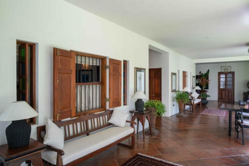 Ruang duduk di Taru Villas Kandy