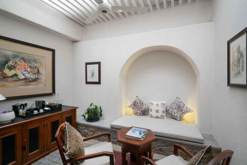 キャンディにあるTaru Villas Kandyのベッド、テーブル、椅子が備わる客室です。