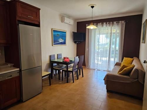 Kuchyňa alebo kuchynka v ubytovaní Glyfada Beachfront Apartment A3g