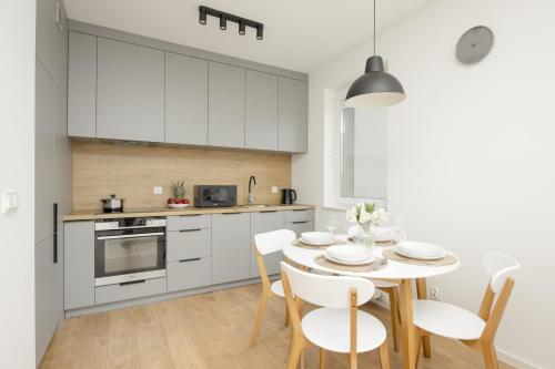 Køkken eller tekøkken på Bright Pastel Apartment with Desk for Remote Work, Balcony and Parking by Renters