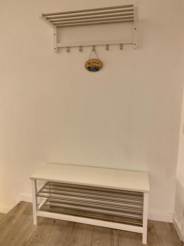 a white bench sitting in front of a white wall at La casa di Tina - Civenna in Civenna