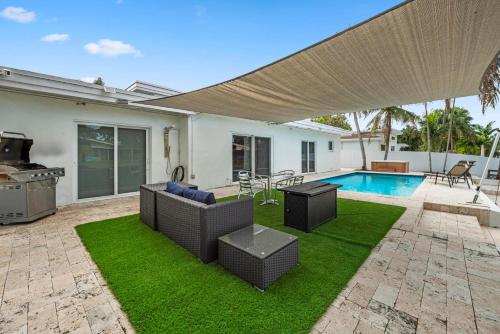 Πισίνα στο ή κοντά στο Uhost AI - Luxurious 5B Home w Pool & Lounge