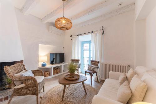 A television and/or entertainment centre at Casa Azul by Hello Homes Sitges