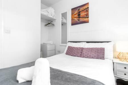 Säng eller sängar i ett rum på Amber Suite Moseley Mews by StayStaycations