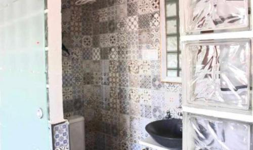 セビリアにあるSEVILLA ROOM, VIEW TO THE CITYのトイレと洗面台付きのバスルーム