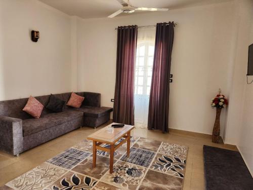 ein Wohnzimmer mit einem Sofa und einem Tisch in der Unterkunft Royal Mountain in Luxor
