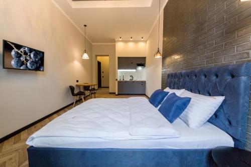 Una cama o camas en una habitación de Self Check-in Apartments Maidan Area