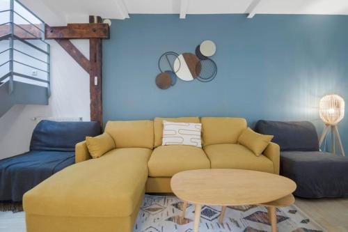 un salon avec un canapé jaune et une table dans l'établissement Duplex avec terrasse #8 pers #Panthéon#La Sorbonne, à Paris