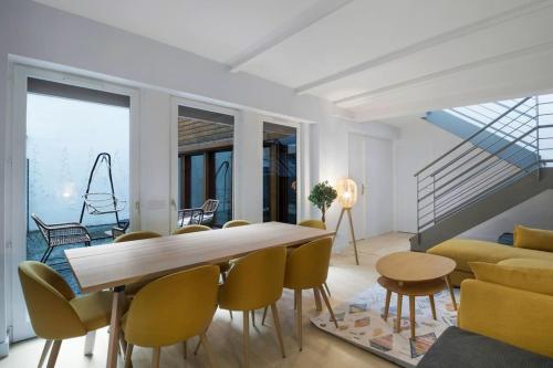 - un salon avec une table à manger et des chaises dans l'établissement Duplex avec terrasse #8 pers #Panthéon#La Sorbonne, à Paris