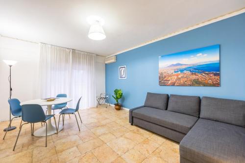 uma sala de estar com um sofá e uma mesa em Amedeo Comfort Apartment at Chiaia by Napoliapartments em Nápoles