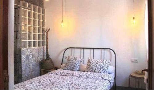 セビリアにあるSEVILLA ROOM, VIEW TO THE CITYの枕が置かれたベッドのある寝室