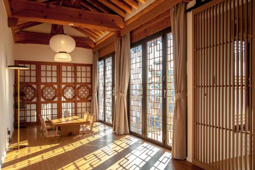 Un lugar para sentarse en Hotelarrive Taean Tiann HanokBeachResort