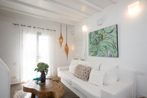 Sala de estar blanca con sofá blanco y mesa en House of Nikol - Cycladic Sensation, en Ano Mera