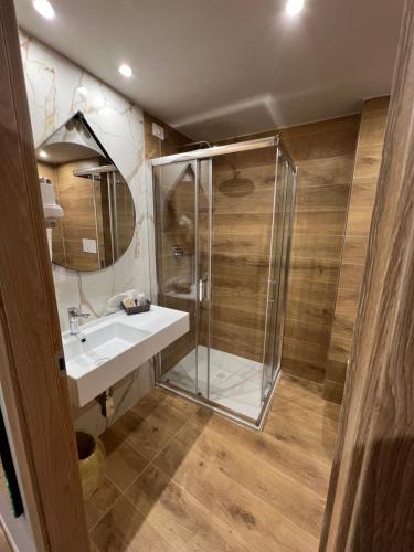 y baño con lavabo y ducha. en Hotel & Residence Castelli, en Montecchio Maggiore
