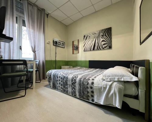 1 dormitorio con 1 cama y una foto de cebra en la pared en Monolocale Caraglio, en Turín
