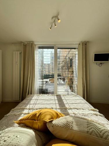 sypialnia z łóżkiem i dużym oknem w obiekcie Matilda Guest House EUR 4 posti letto w Rzymie