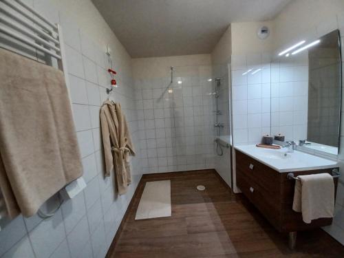 y baño con lavabo y ducha. en Casa Barbara Nice - Résidence Services en Niza
