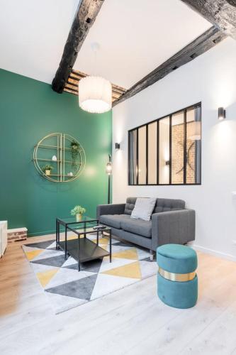 un salon avec un canapé et une table dans l'établissement Character apartment in the heart of Old Lille, à Lille