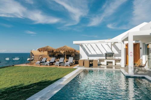 Bazén v ubytovaní Cavo Mare Mirazur Luxury Retreat with private pool alebo v jeho blízkosti
