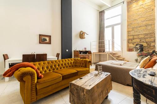 a living room with a couch and a table at Entre Bodegas Jerez in Jerez de la Frontera