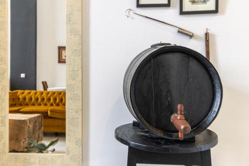 a mirror in a living room with a wooden barrel at Entre Bodegas Jerez in Jerez de la Frontera
