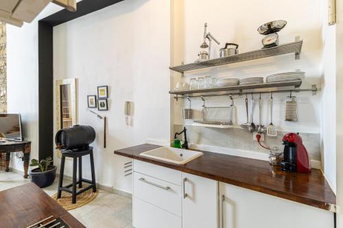 a kitchen with a sink and a counter top at Entre Bodegas Jerez in Jerez de la Frontera
