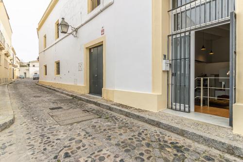 a cobblestone street in front of a building at Entre Bodegas Jerez in Jerez de la Frontera