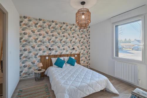 1 dormitorio con cama y ventana en La Petite Maison Cocooning - De plain pied, en Mésanger