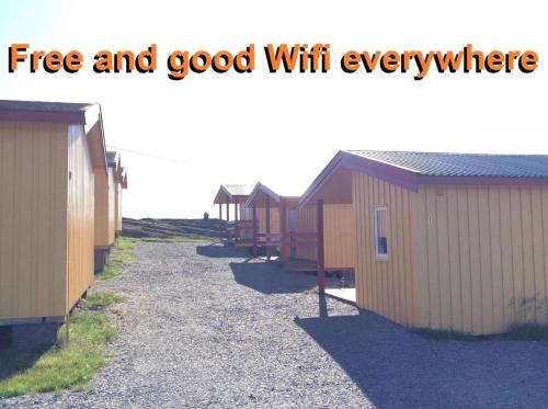 eine Reihe von Häusern mit den Worten frei und gut mit überall in der Unterkunft Repvåg Overnatting Nordkapp in Repvåg
