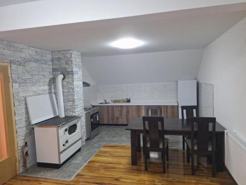 cocina con mesa y sillas en una habitación en Apartman Danica Foča, en Foča