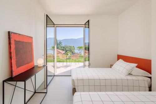 Cet appartement comprend une chambre avec deux lits et un balcon. dans l'établissement Residenza Montebello, à Verbania