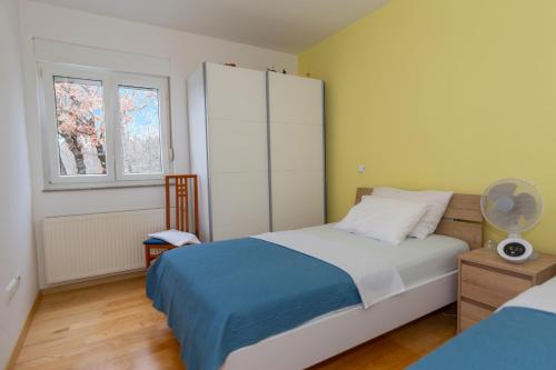 Un dormitorio con una cama grande y una ventana. en Villa Čelinka, en Svib