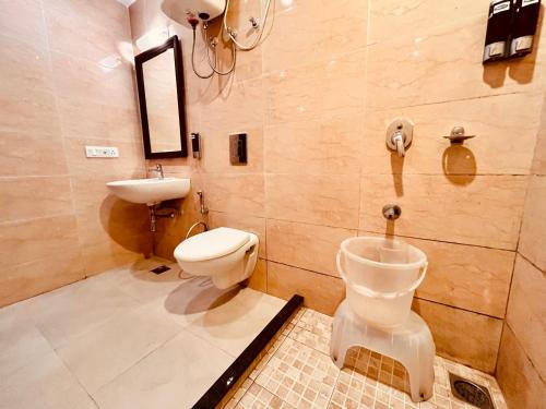 a bathroom with a toilet and a sink at Hotel Hill View, Mussoorie - Near Mall Road Mussoorie in Mussoorie