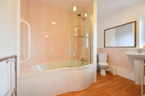 łazienka z wanną, toaletą i umywalką w obiekcie Lochans Lodge w mieście Stranraer