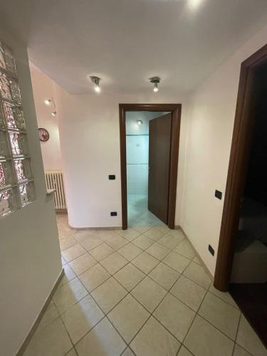 an empty room with a hallway with a door at G&G Giusy e Gabry in Santhià