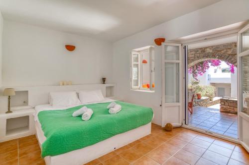 um quarto com uma cama com duas toalhas em Lefkes Village Living em Lefkes