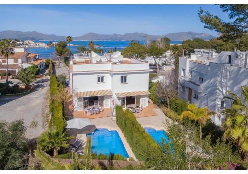 uma vista aérea de uma casa com piscina em Traumhafte Villa Marisol für 8 Gäste am Meer em Alcudia
