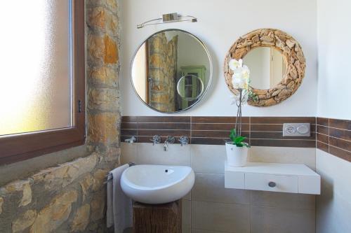 a bathroom with a sink and a mirror at Casona Alto Sarracin in Penagos