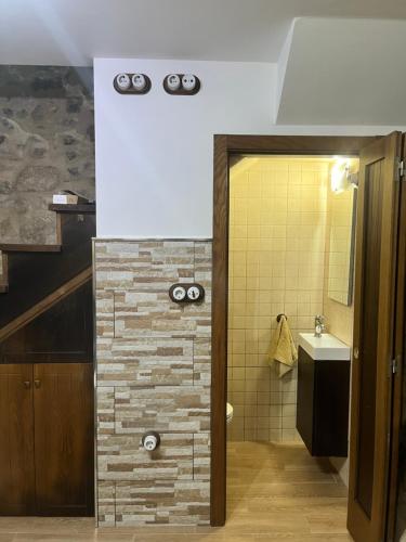 uma casa de banho com um chuveiro e um lavatório. em Casa Bralo em Padrón