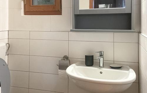 Baño blanco con lavabo y espejo en House Mirjana 2309, en Peroj