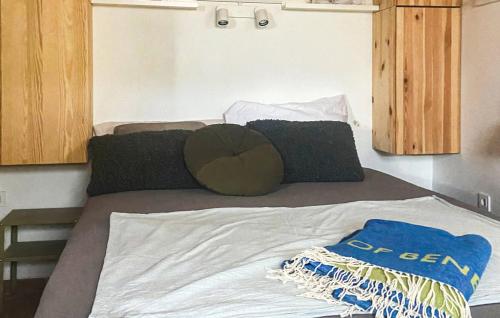 una cama con almohadas en una habitación en House Mirjana 2309, en Peroj