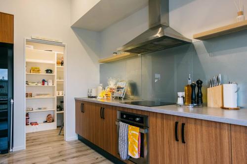 Dapur atau dapur kecil di Quiet & Warm House Parking Sleeps 7, 19 mins from CHC airport