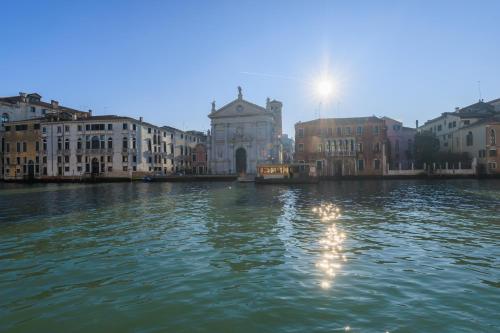 uitzicht op een rivier in een stad met gebouwen bij Ca' Emo Palazzo sul Canal Grande in Venetië