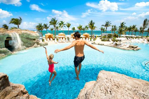 Бассейн в Grand Hyatt Baha Mar или поблизости