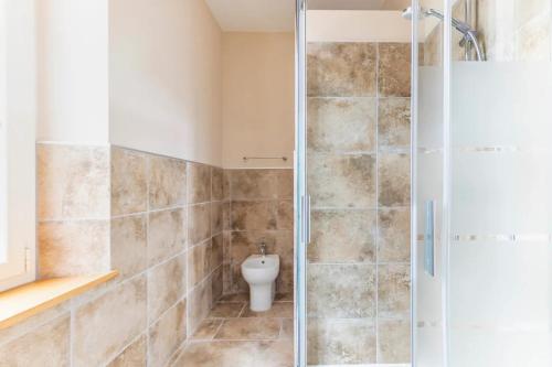 a bathroom with a toilet and a shower at Casal delle Rondini in Lucca