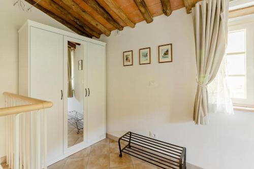 a living room with a bench and a window at Casal delle Rondini in Lucca