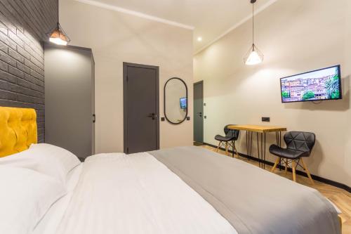 Una cama o camas en una habitación de Self Check-in Apartments Maidan Area