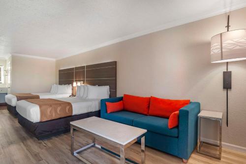 um quarto de hotel com uma cama e um sofá em Quality Inn Blythe I-10 em Blythe