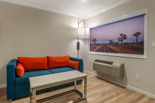 a living room with a blue couch and a tv at Quality Inn Blythe I-10 in Blythe